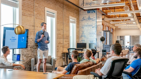 Marketing-Strategin bei der Arbeit